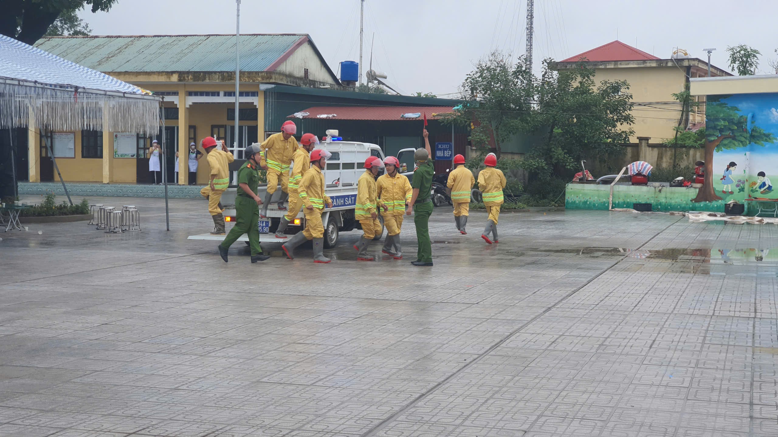Tập huấn và diễn tập PCCC&CNCH tại Trường Mầm non Tân Trào (xã Hải Hưng)